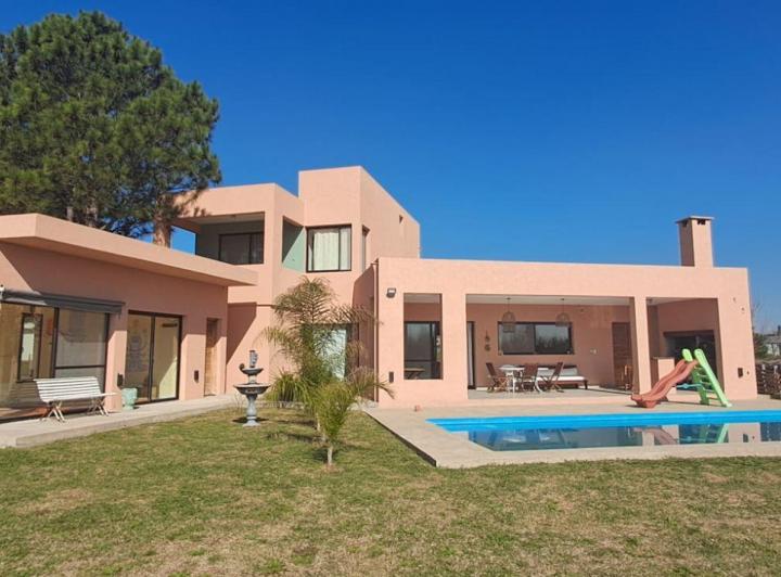 Casa · 300m² · 6 Ambientes · 4 Cocheras