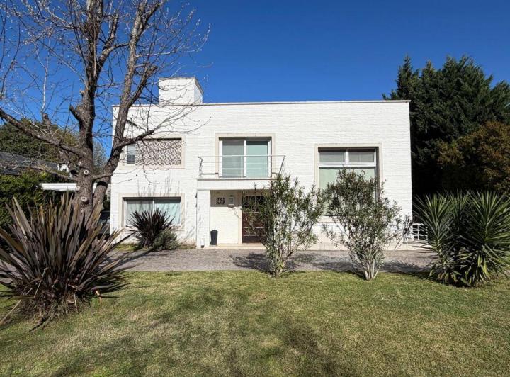Casa · 252m² · 8 Ambientes · 1 Cochera