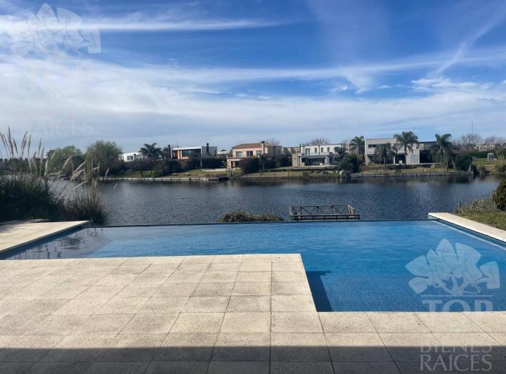Casa · 360m² · 8 Ambientes · 1 Cochera