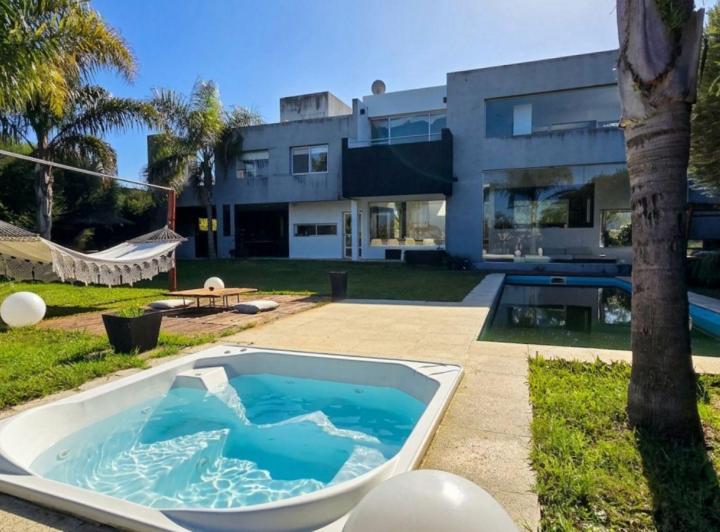 Casa · 751m² · 5 Ambientes · 2 Cocheras