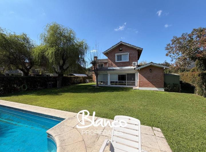 Casa · 232m² · 6 Ambientes · 1 Cochera