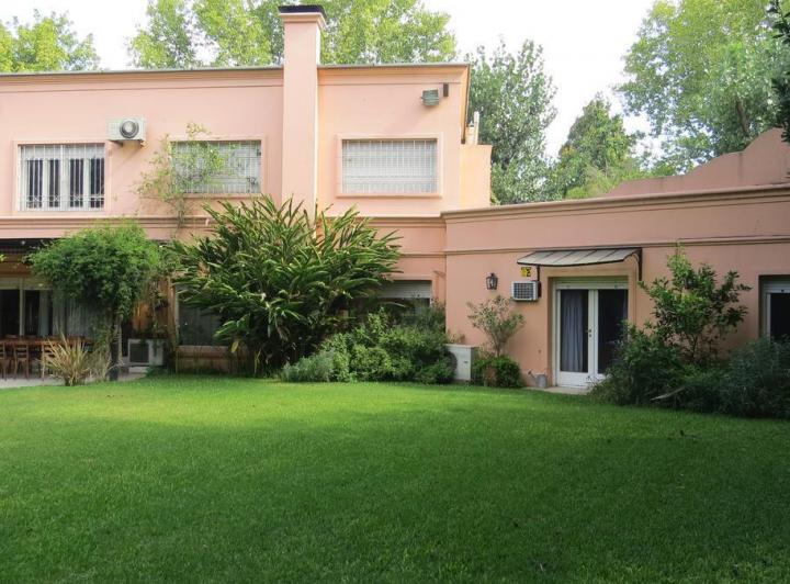 Casa · 460m² · 6 Ambientes · 2 Cocheras