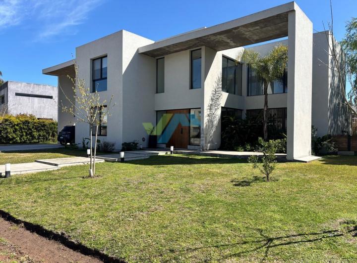 Casa · 274m² · 5 Ambientes · 2 Cocheras