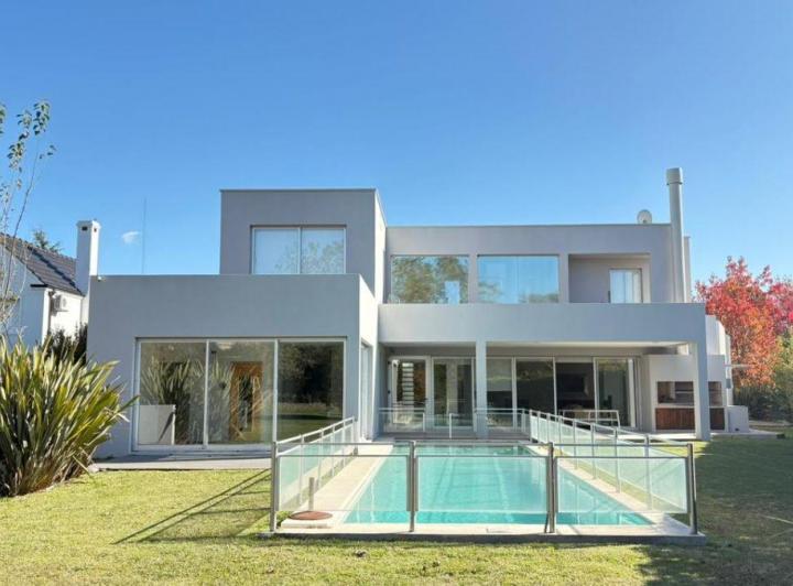 Casa · 376m² · 4 Ambientes · 2 Cocheras