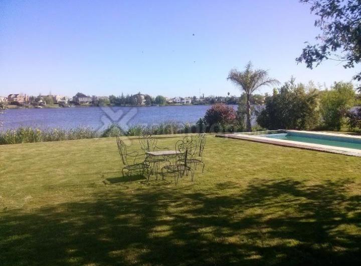 Casa · 180m² · 1 Ambiente · 2 Cocheras