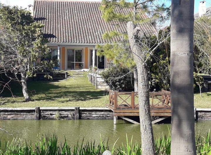 Casa · 350m² · 6 Ambientes · 1 Cochera