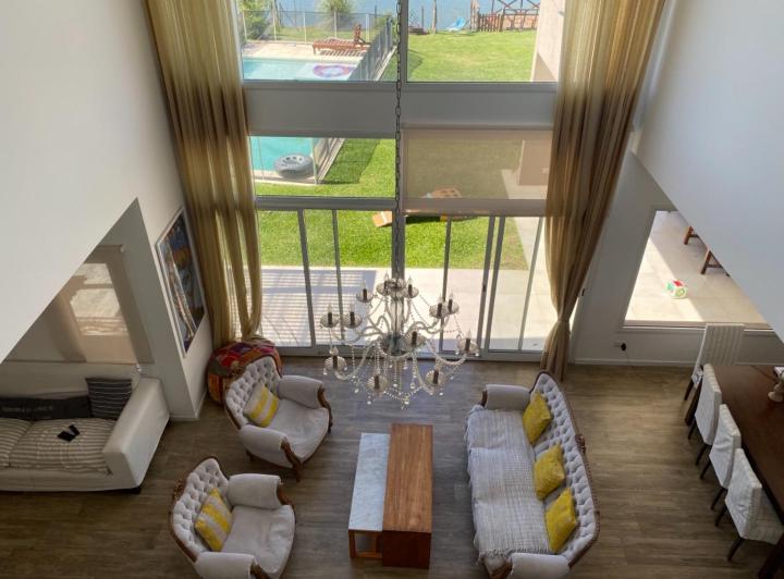 Casa · 220m² · 5 Ambientes · 6 Cocheras