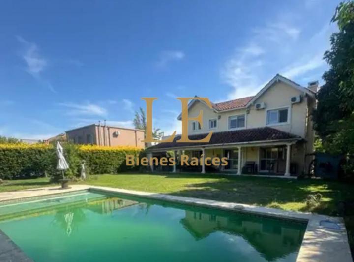 Casa · 200m² · 5 Ambientes · 4 Cocheras