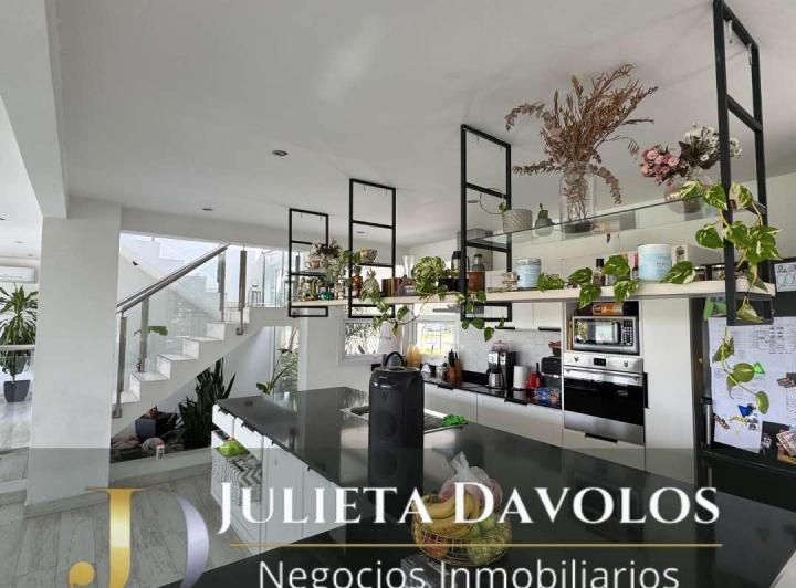 Casa · 300m² · 5 Ambientes · 2 Cocheras