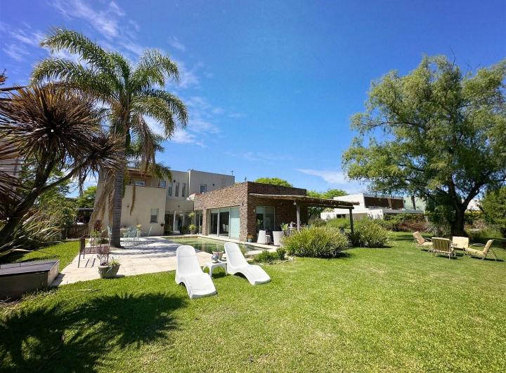 Casa · 300m² · 5 Ambientes · 1 Cochera