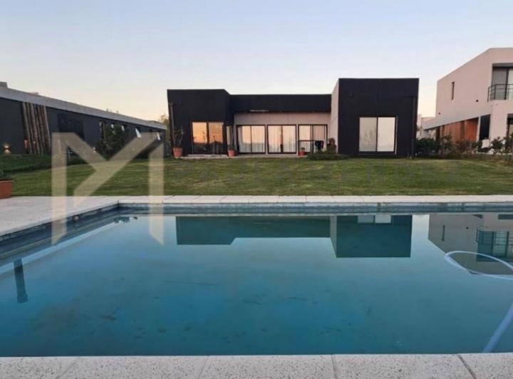 Casa · 140m² · 6 Ambientes · 1 Cochera