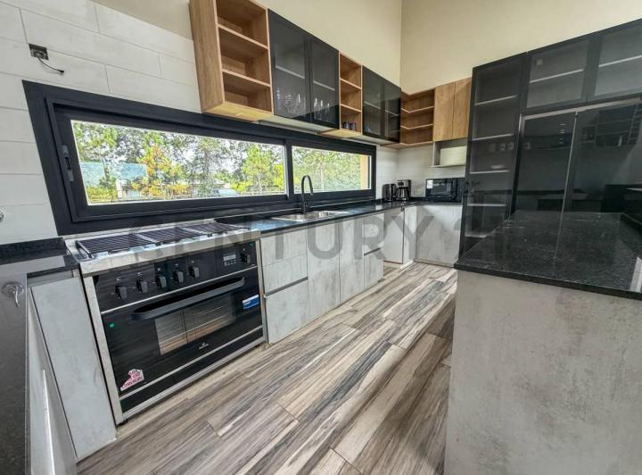 Casa · 340m² · 4 Ambientes · 1 Cochera