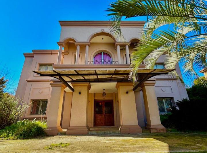 Casa · 255m² · 5 Ambientes · 4 Cocheras