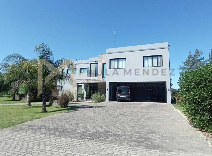 Casa · 240m² · 5 Ambientes · 1 Cochera