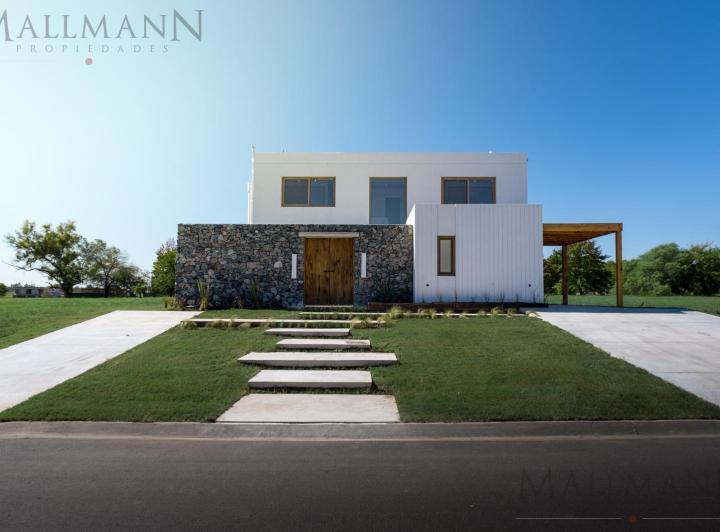 Casa · 240m² · 6 Ambientes · 2 Cocheras