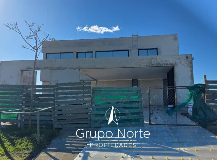 Casa · 282m² · 6 Ambientes · 4 Cocheras