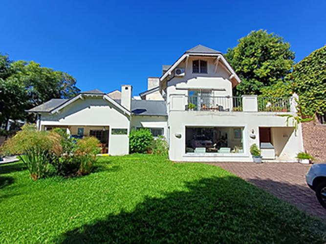 Casa · 280m² · 4 Dormitorios · 2 Cocheras