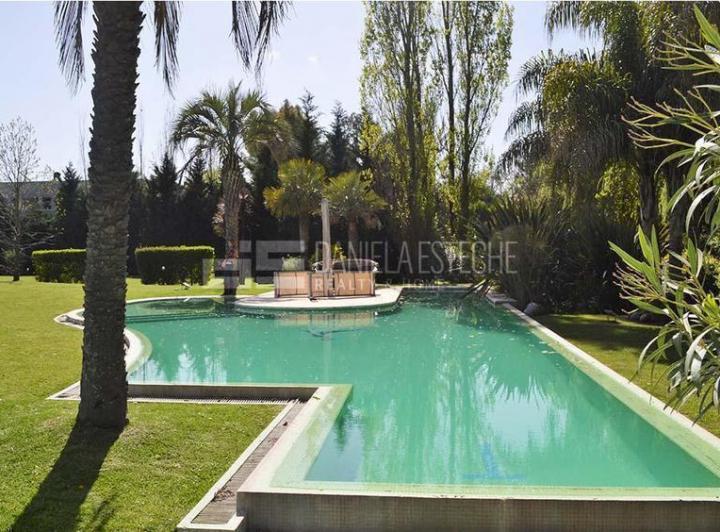 Casa · 450m² · 10 Ambientes · 2 Cocheras