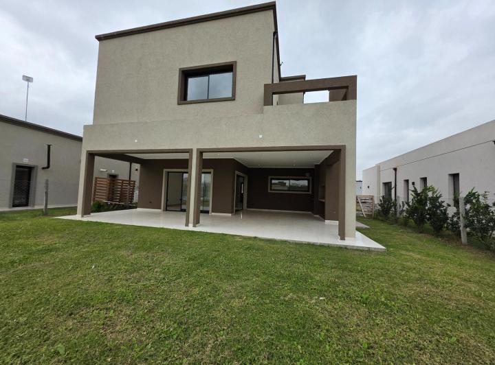Casa · 221m² · 5 Ambientes · 2 Cocheras