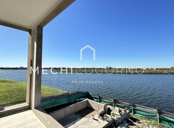 Casa · 495m² · 5 Ambientes · 4 Cocheras
