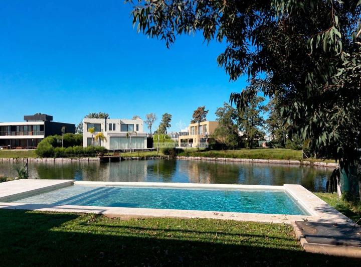 Casa · 270m² · 5 Ambientes · 2 Cocheras