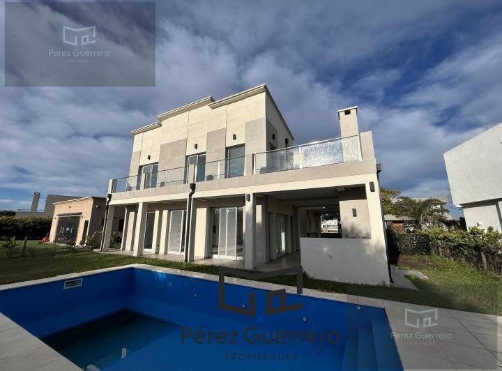 Casa · 250m² · 6 Ambientes · 2 Cocheras