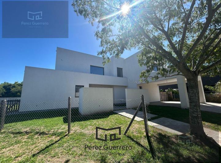 Casa · 210m² · 6 Ambientes