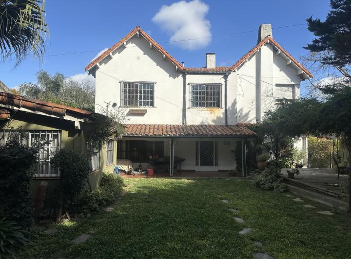 Casa · 227m² · 6 Ambientes · 6 Cocheras