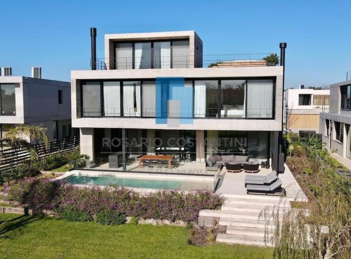Casa · 540m² · 5 Ambientes · 2 Cocheras