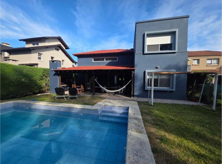 Casa · 298m² · 8 Ambientes · 5 Cocheras
