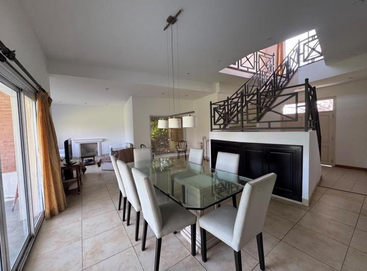 Casa · 258m² · 6 Ambientes · 2 Cocheras