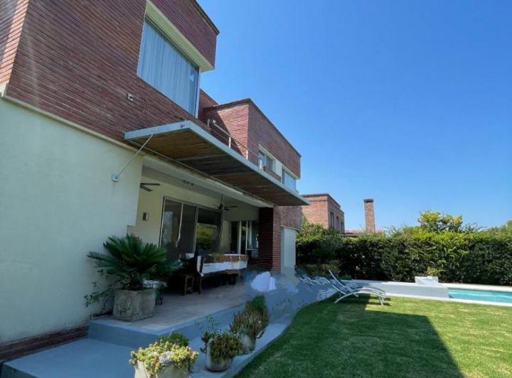 Casa · 246m² · 7 Ambientes · 1 Cochera