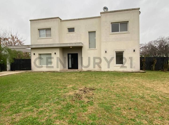 Casa · 148000m² · 5 Ambientes · 4 Cocheras