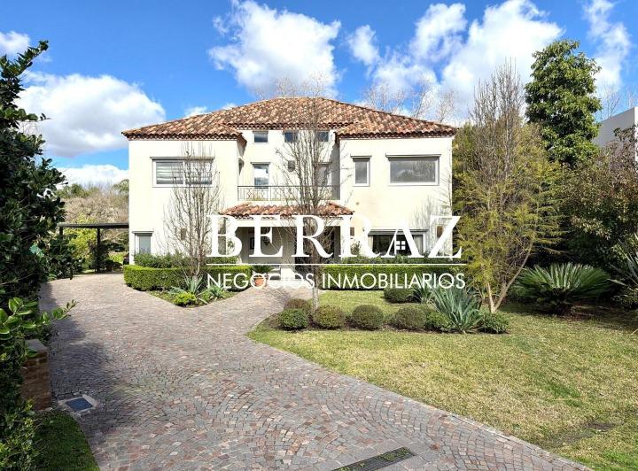 Casa · 304m² · 6 Ambientes · 3 Cocheras