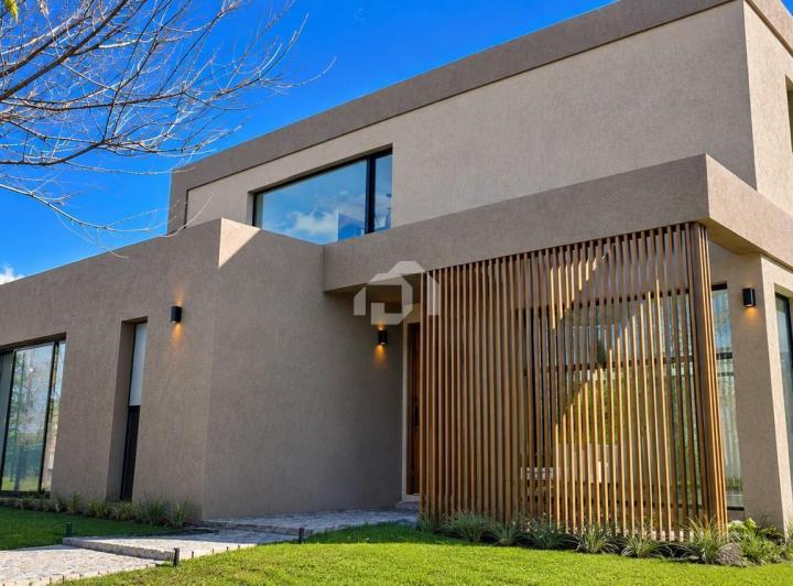 Casa · 204m² · 5 Ambientes · 2 Cocheras