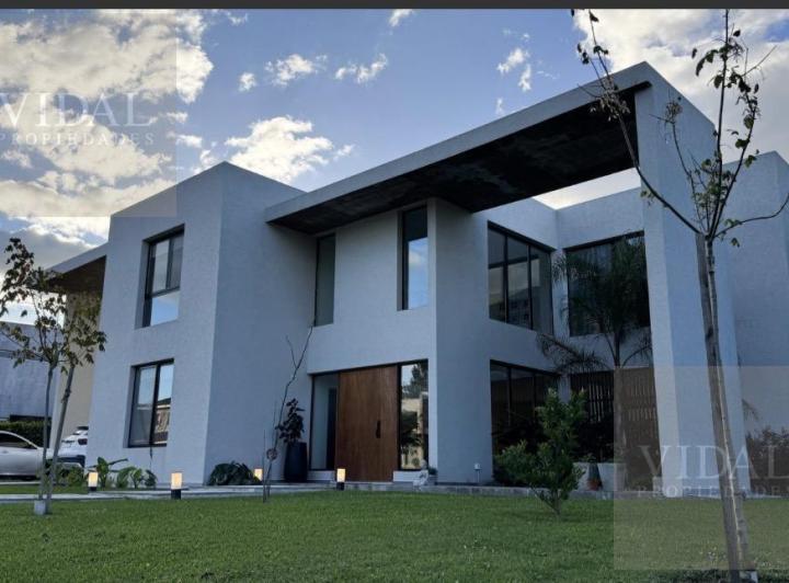 Casa · 266m² · 5 Ambientes · 3 Cocheras