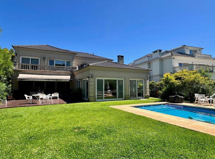 Casa · 370m² · 8 Ambientes · 3 Cocheras