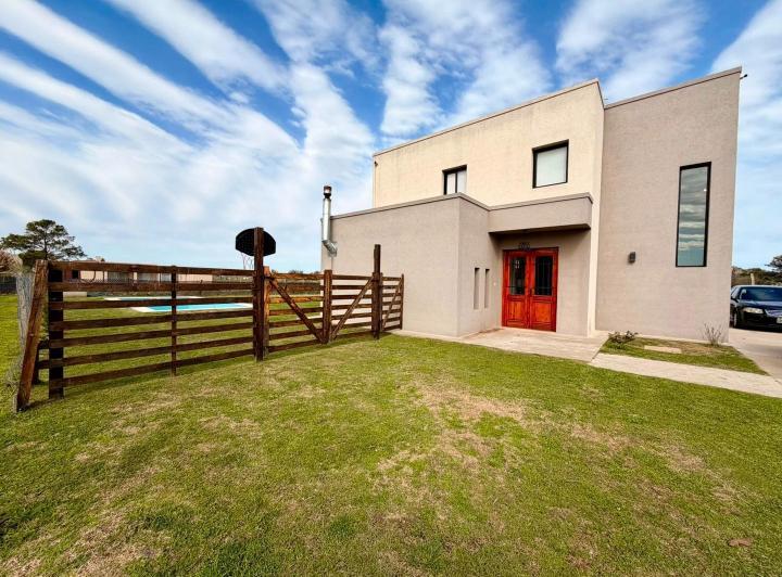 Casa · 230m² · 5 Ambientes · 4 Cocheras