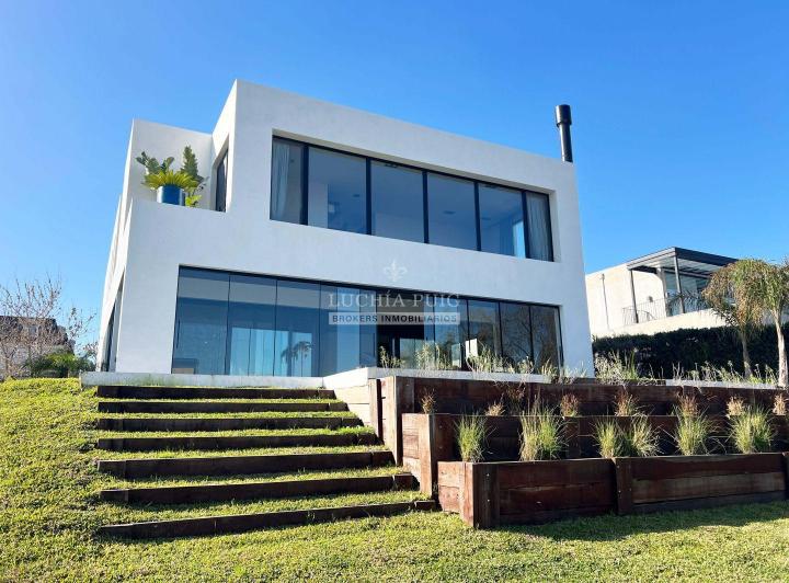 Casa · 510m² · 6 Ambientes · 2 Cocheras
