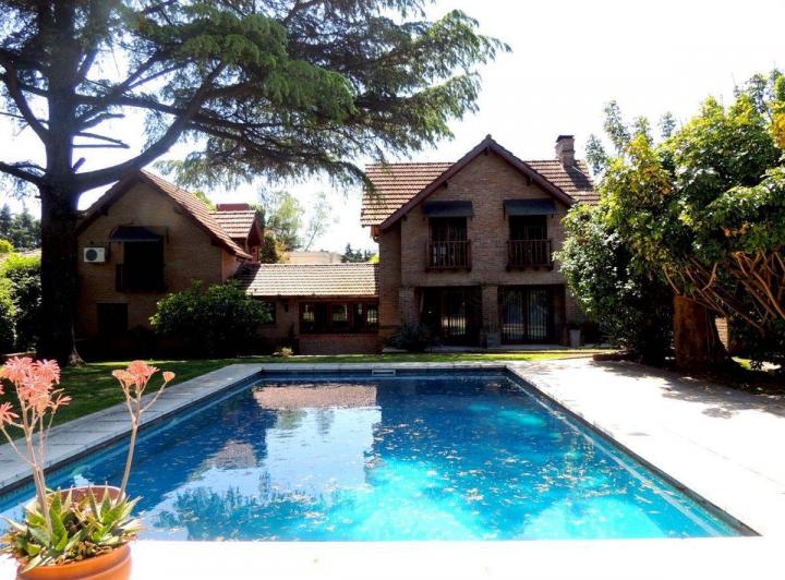 Casa · 260m² · 5 Ambientes · 1 Cochera