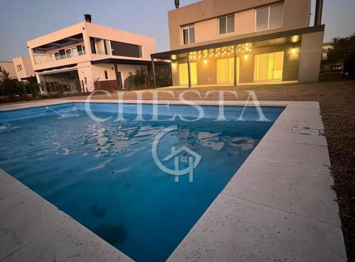Casa · 195m² · 4 Ambientes · 1 Cochera