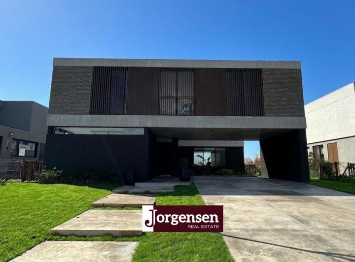 Casa · 380m² · 5 Ambientes · 2 Cocheras