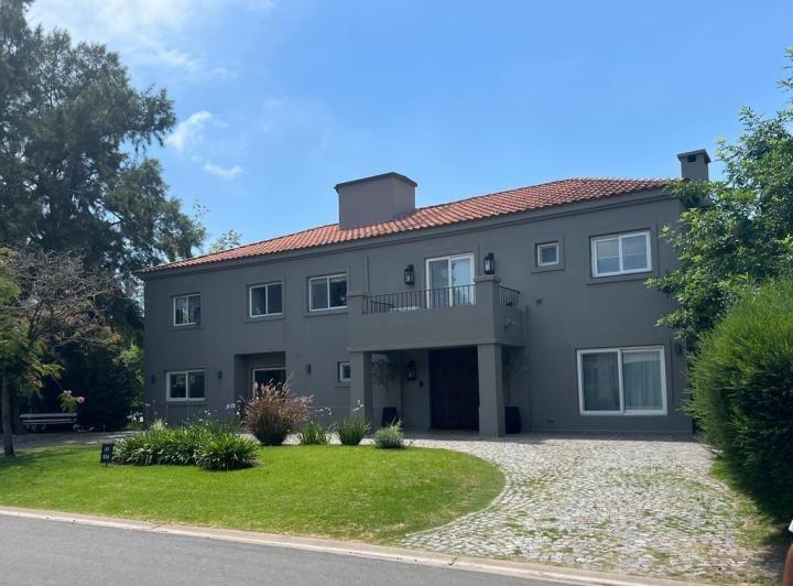 Casa · 480m² · 6 Ambientes · 4 Cocheras