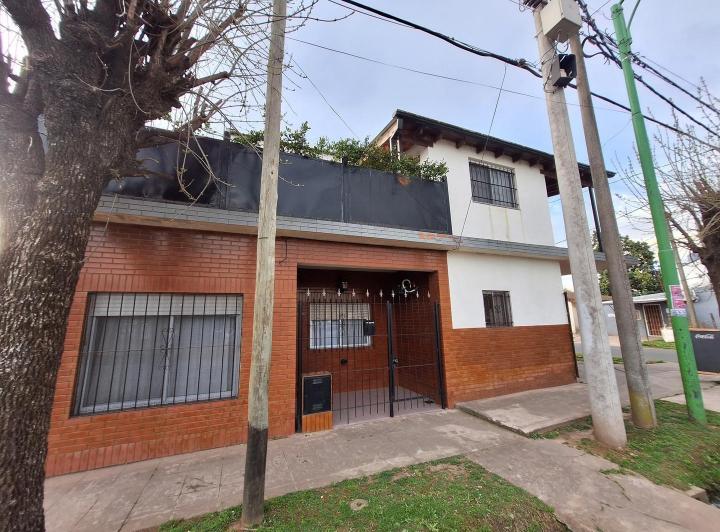 Casa · 220m² · 5 Ambientes · 2 Cocheras