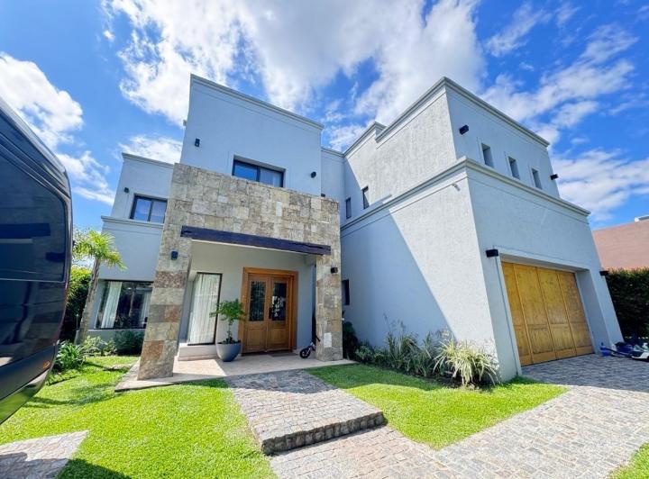 Casa · 312m² · 5 Ambientes · 1 Cochera