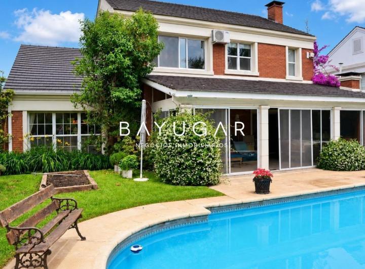 Casa · 250m² · 5 Ambientes · 3 Cocheras