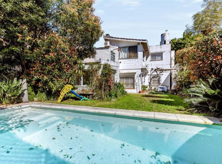 Casa · 255m² · 6 Ambientes · 1 Cochera