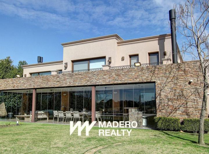Casa · 540m² · 8 Ambientes · 2 Cocheras