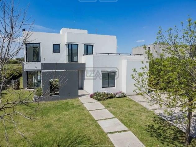 Casa · 226m² · 6 Ambientes · 1 Cochera