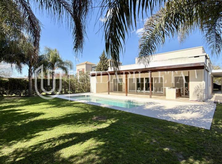 Casa · 386m² · 6 Ambientes · 2 Cocheras
